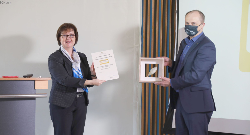 Ministerialdirektorin Grit Puchan (l.) überreicht die Urkunde zum Innovationspreis Bioökonomie an Egon Förster von der Fiber Engineering GmbH (r.)